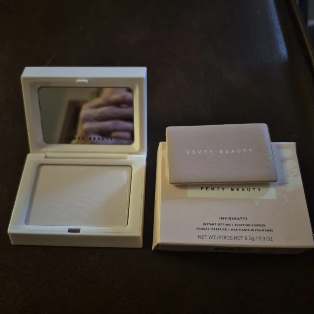 Fenty Beauty Invisimatte Blotting Powder Universal - Picture 1 of 7